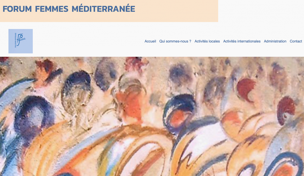 Photo représentant l'en-tête du site Forum Femmes Méditerranée avec son logo en bleu le menu en bleu et une image de femmes méditerranéennes dans les tons bleus et ocres